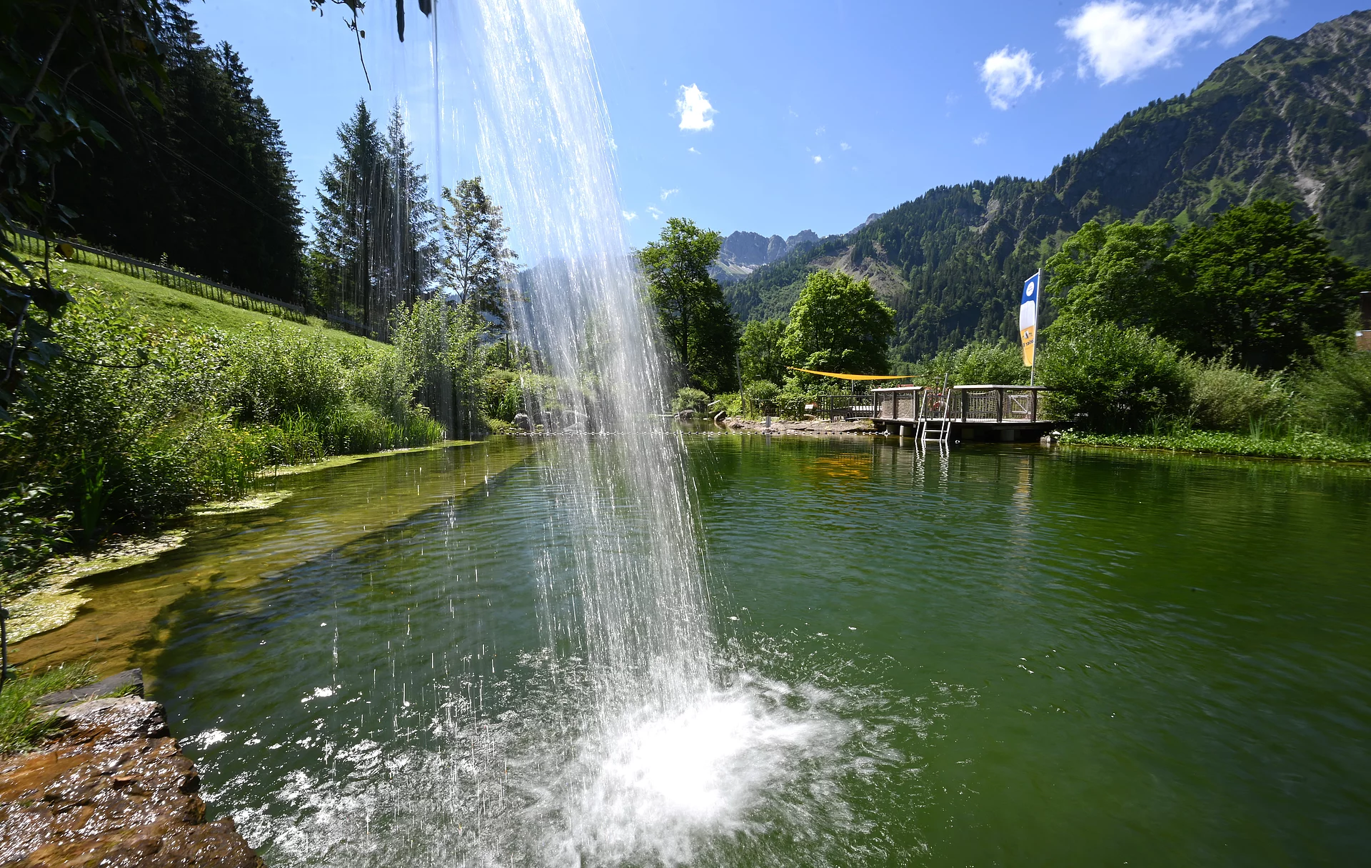 Wasserfall fließt in Schwimmteich.