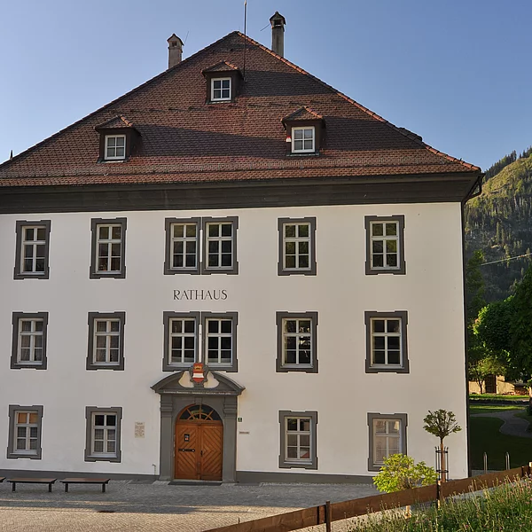 Rathaus Vorderfront mit Eingang